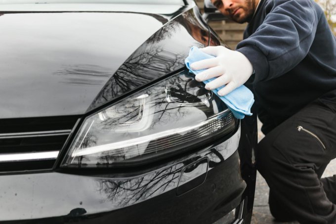 Nakładanie wosku na auto